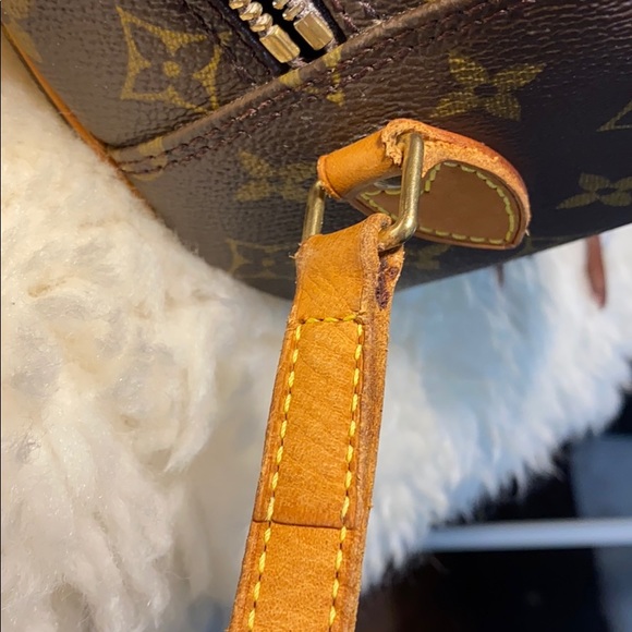 Authentic Louis Vuitton Blois,no peeling with cracking on vachetta strap only. - Picture 17 of 17